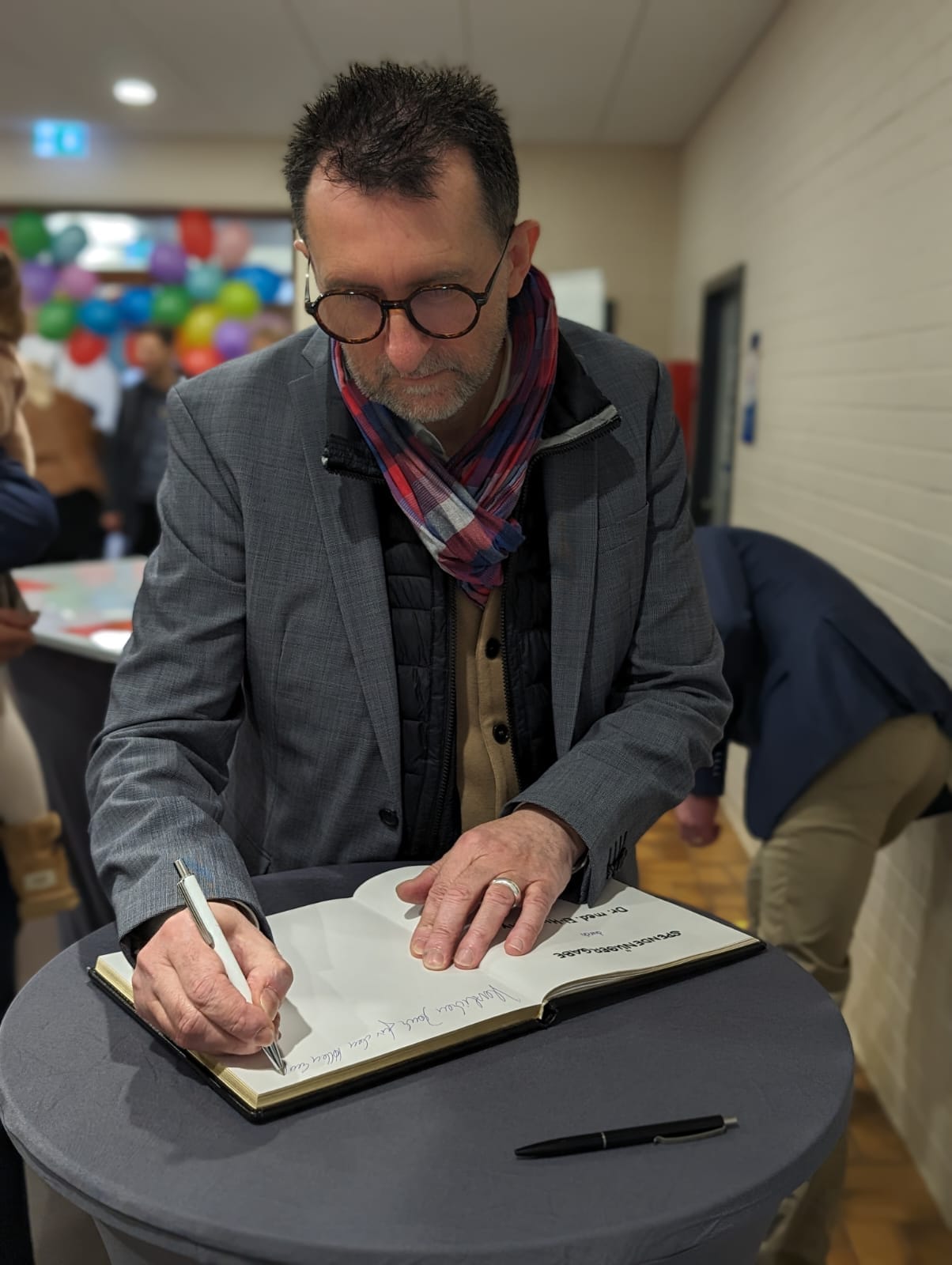 Minister%20Jost%20schreibt%20ins%20G%C3%A4stebuch%20der%20LBS Minister%20Jost%20schreibt%20ins%20G%C3%A4stebuch%20der%20LBS